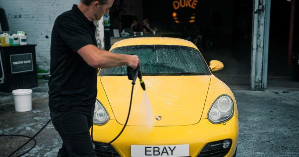 在生活成本危机中，司机们正试图通过自己洗车来省钱