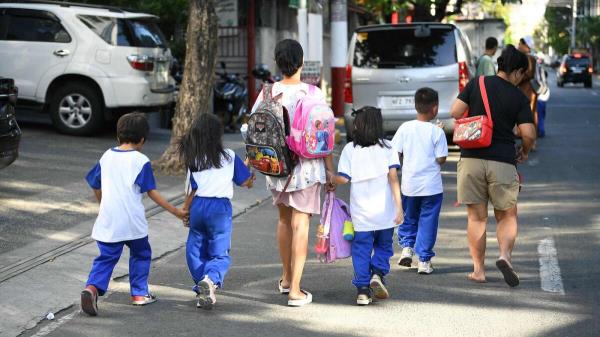 由于天气炎热，菲律宾数千所学校暂停了面对面授课